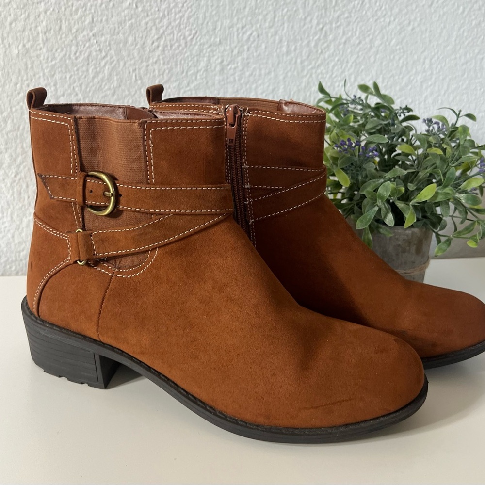 St. Johns Bay Womens Dalian Chelsea Ankle Boots Brown Low Heel Zip Size 10 Shoes